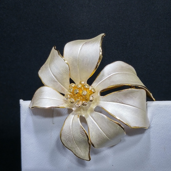 Cerrito White Enamel Floral Brooch, Pearled Poins… - image 6