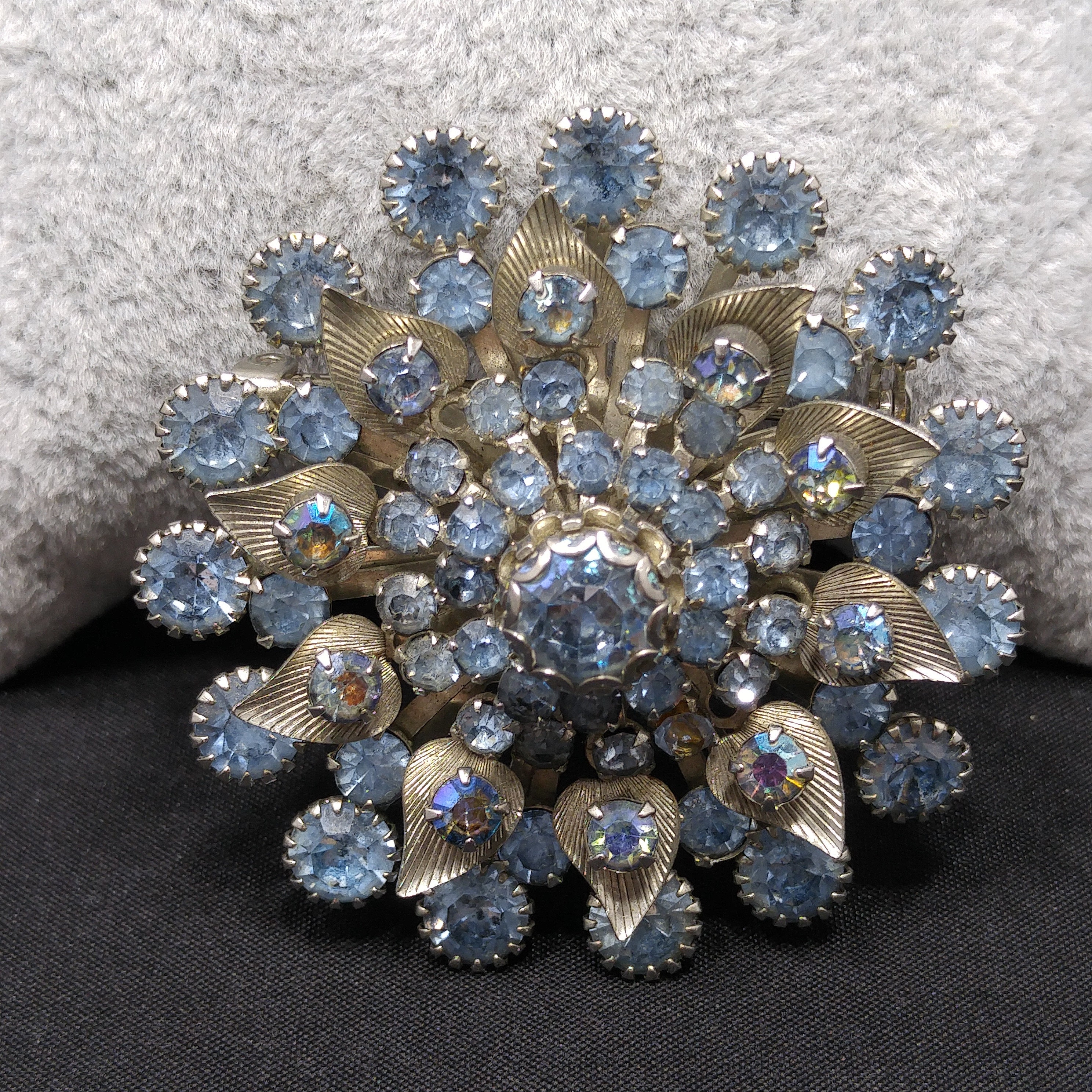 Weiss Hellblaue Strass Brosche, vernietete Blütenblätter, 1950er Jahre  Vintage Schmuck - .de