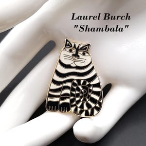 ローレル・バーチ「シャンバラ」キャットブローチペンダント、ブラックホワイトエナメル、ゴールドメッキ、1980年代ヴィンテージジュエリー