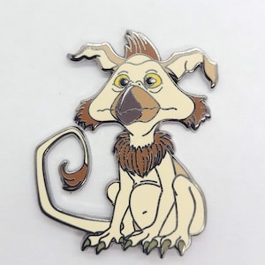 Puede incluir: Una criatura de estilo de dibujos animados de color crema con pelaje marrón, orejas grandes y una cola larga y rizada. La criatura tiene una nariz grande y marrón y ojos amarillos. Está sentada sobre un fondo blanco.