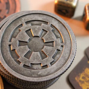Empire Credit Münze | Doppelseitige Star Wars inspiriert Cosplay Prop | Imperial Sabacc Spieltoken Chips