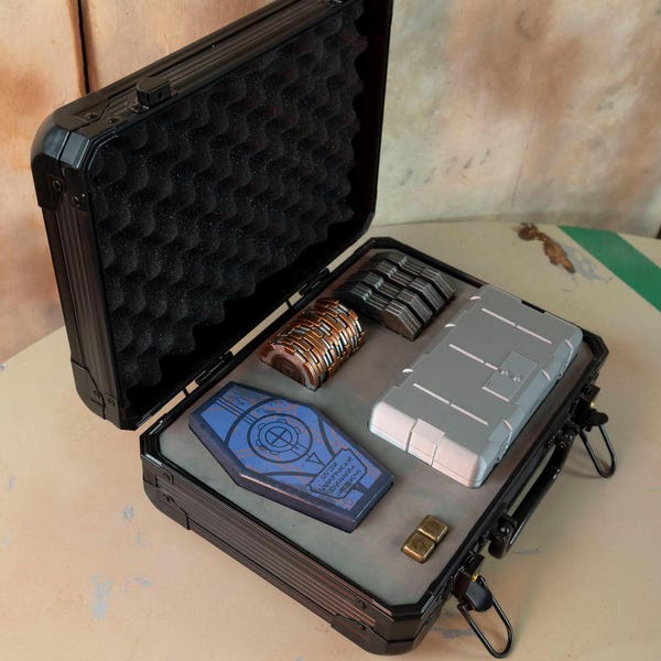 Koffer von Kessel Sabacc Set mit Deck, Dice, 16 Metal Chips, 12 Metal Starter Shift Tokens | Star Wars Outlaws inspiriert