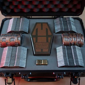 Conjunto Ultimate Case of Kessel Sabacc com Baralho, Dados, Fichas de Imposto de Metal (32), Conjunto de Fichas de Turno de Metal (64) | Sabacc Inspirado em Star Wars Outlaws