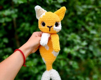 Peluche de pez koi de ganchillo para gatos: amarillo y blanco