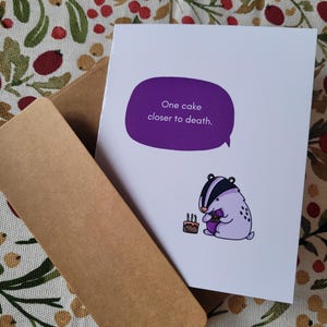 Carte d'anniversaire : blaireau avec gâteau