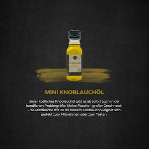 Könnte beinhalten: Eine kleine Glasflasche mit Knoblauchöl und schwarzem Verschluss. Die Flasche ist mit "Knoblauchöl" beschriftet und enthält eine kleine Knoblauchzehe. Die Flasche steht auf einer dunkelbraunen Oberfläche.  "MINI KNOBLAUCHÖL" steht in weißer Schrift auf gelbem Hintergrund. Der Text darunter lautet: "Unser köstliches Knoblauchöl gibt es ab sofort auch in der handlichen Probiergröße. Kleine Flasche - großer Geschmack - die Miniflasche mit 20 ml bestem Knoblauchöl eignet sich perfekt zum Mitnehmen oder zum Testen."