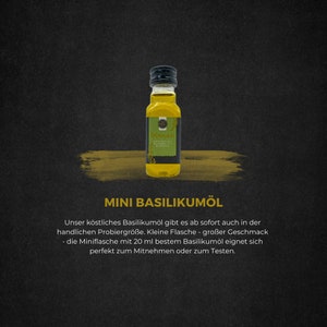 Könnte beinhalten: Eine kleine Glasflasche mit Basilikumöl, mit einem schwarzen Etikett, auf dem "Basilikumöl" und "20 ml" steht. Die Flasche steht auf einem dunklen Hintergrund mit dem Text "MINI BASILIKUMÖL" und einer Beschreibung des Produkts in deutscher Sprache.