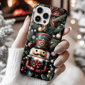 Funda navideña Cascanueces para iPhone, Samsung Galaxy y Google Pixel: diseño navideño con pino y adornos (pi12)