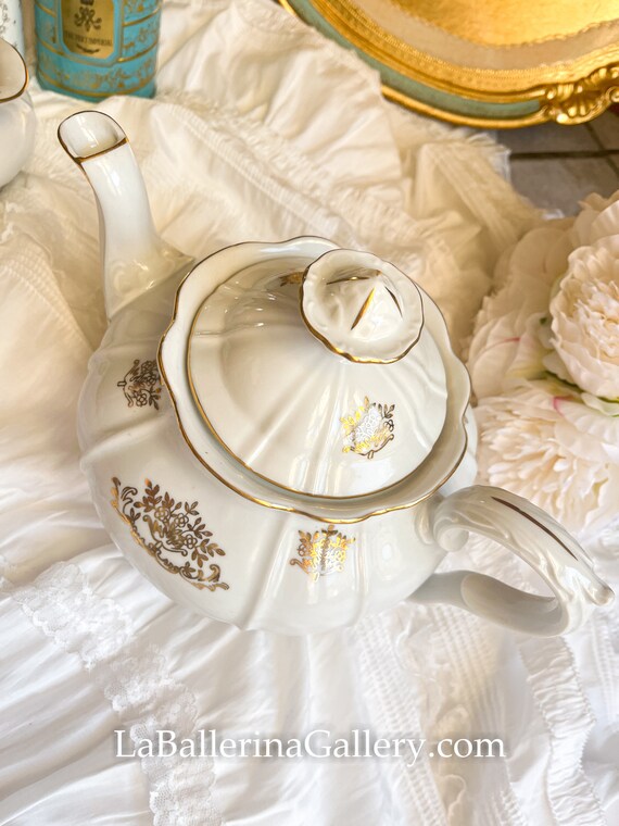 Elegante Taza De Té De Porcelana Blanca Con Diseños Floral Dorados Y