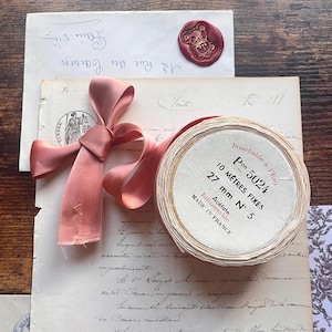 Puede incluir: Un letrero de madera rústica con el texto "Welcome to our home" en un estilo manuscrito. El letrero presenta un acabado envejecido y un diseño simple y acogedor, ideal para un porche o entrada.