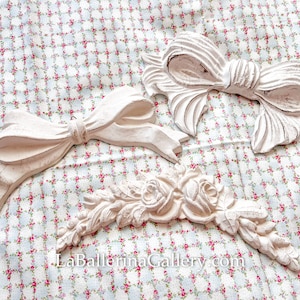 Italian Florentine ribbon bow Wall hanging wood decoration vintage relief rose shabby chic cottage french Architectural Pediment white