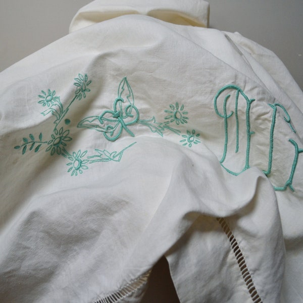 Drap plat monogramme avec broderie verte, motif papillon et fleurs