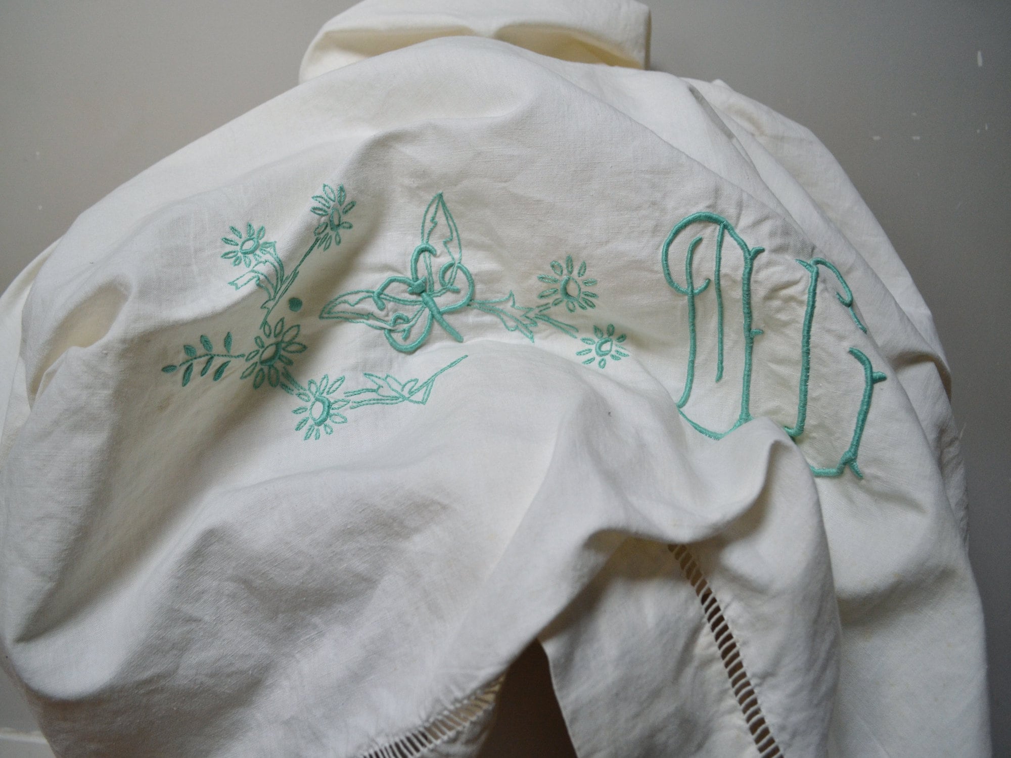 Drap Plat Monogramme avec Broderie Verte, Motif Papillon et Fleurs