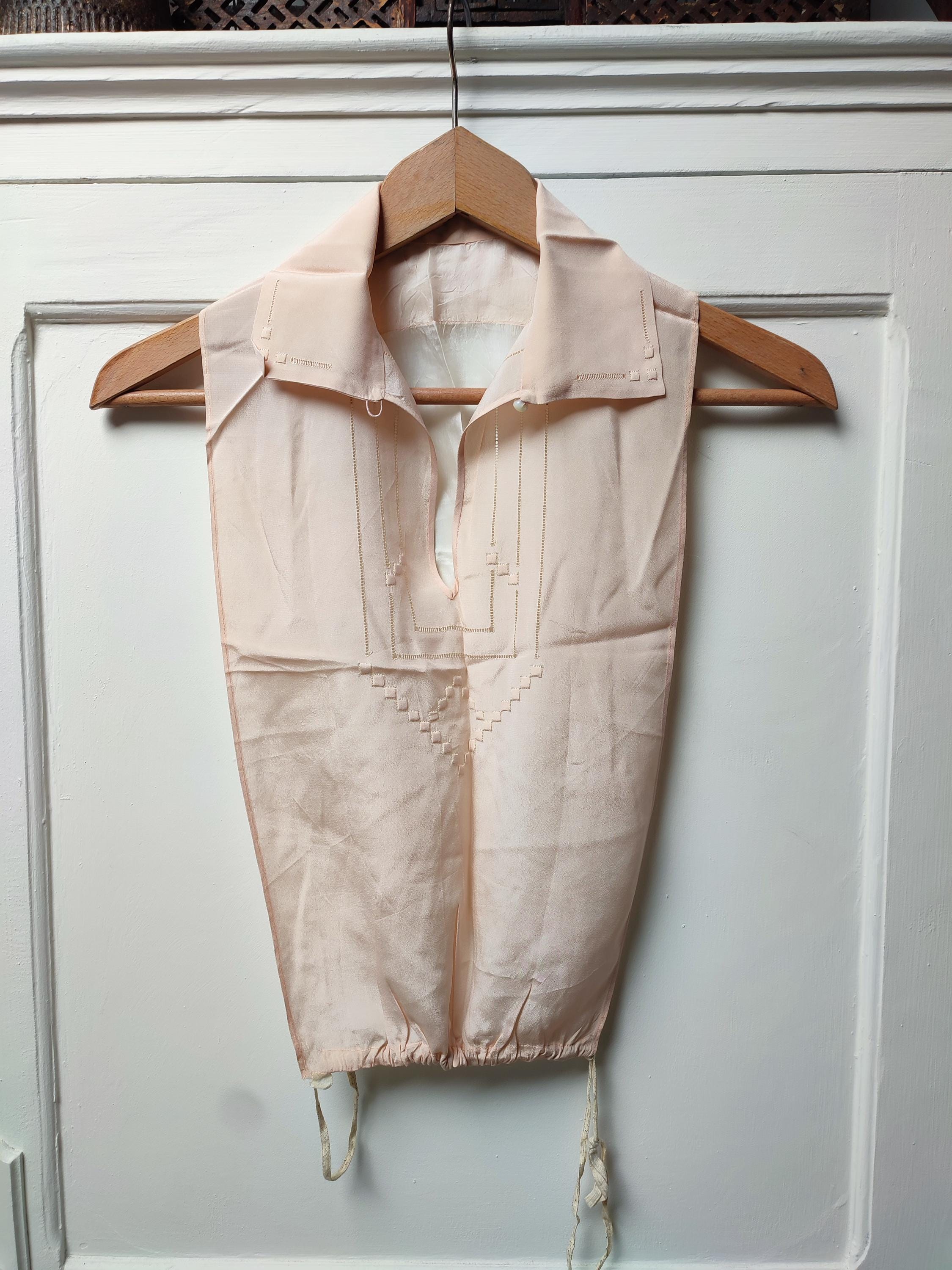 Gilet en laine gris Brunello Cucinelli, €881 | | Lookastic Gilet en laine gris Brunello Cucinelli, €881 | | Lookastic