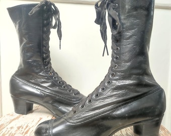 Botines antiguos de cuero negro con cordones, 1910/1915