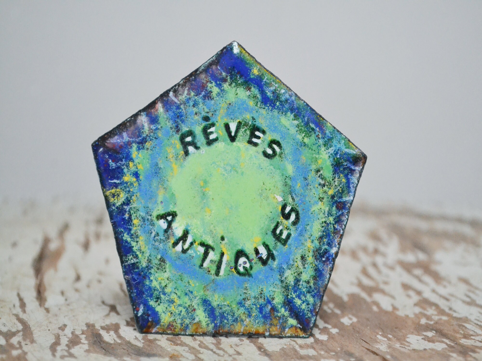 Plaque Émaillée Rêves Antiques, Décor de Brocante, Travail d'artiste Vintage