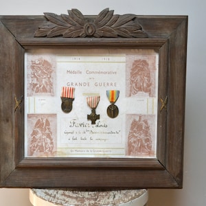 WW1 French medals, 1914/1918 military campaign, wooden frame