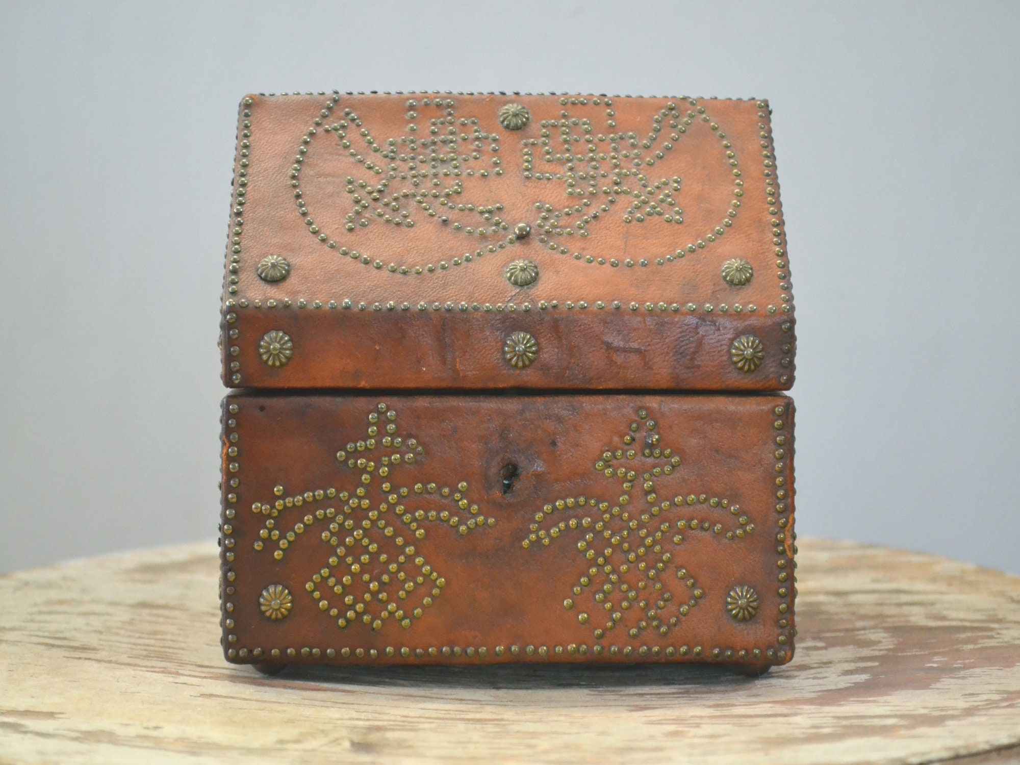 Boite Ancienne en Cuir Cloutée, Coffret à Bijoux Décor Gauchos, Antique Amérique Du Sud