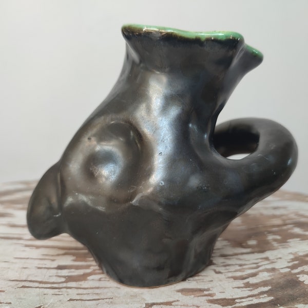 Petit vase anthropomorphique noir émaillé et vert signé