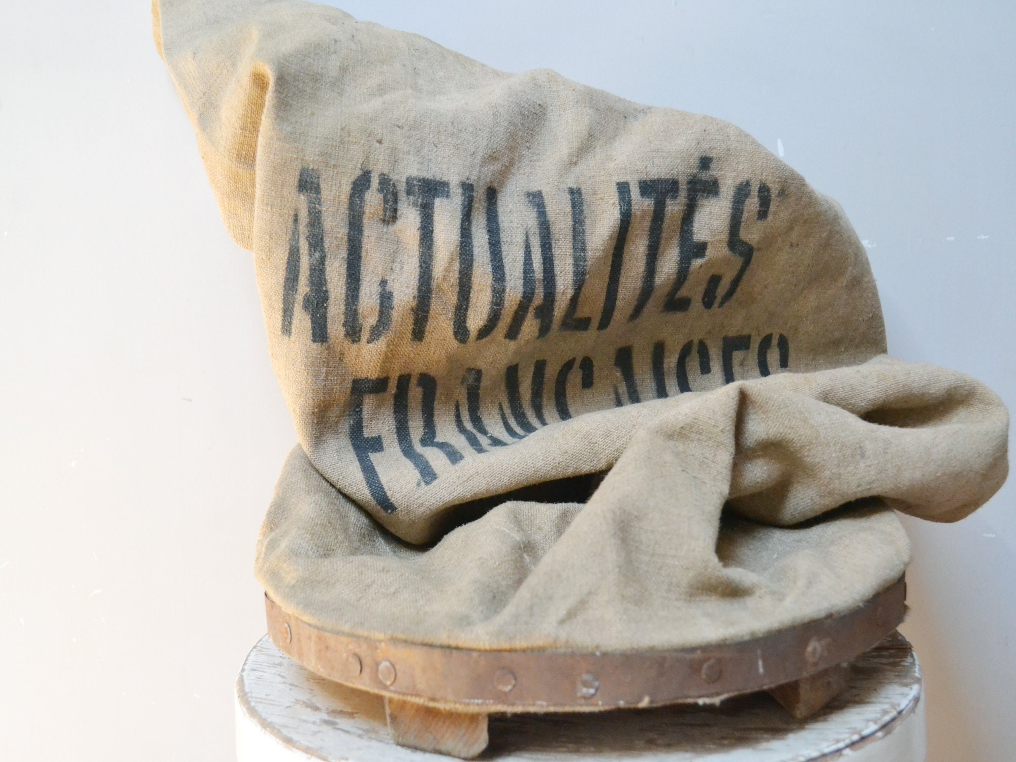 Sac en Toile de Jute Ancien avec Fond Bois, Inscription Actualités Françaises, Vintage