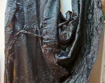 Art deco satin robe with floral weaving and quilting