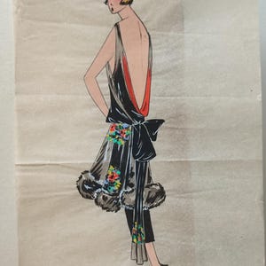 Peut inclure: Une robe noire et rouge avec un imprimé floral et une bordure en fourrure. La robe a un dos bas et un nœud à la taille.