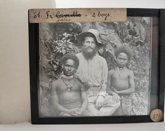 Plaque photo en verre d'un missionnaire français aide deux enfants Aborigènes