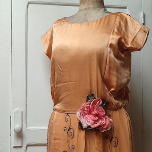 Vestido de seda de los años 20 en color albaricoque con cuentas negras