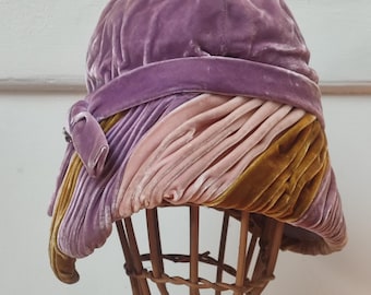 Cappello a cloche in velluto malva e rosa pastello