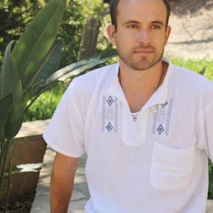 Elegantly Embroidered Men&#39;s 100% cotton short-sleeve shirt