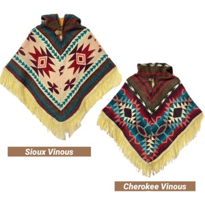 K&ouml;nnte beinhalten: Zwei bunte Ponchos mit Fransen, einer mit braunem Hintergrund und geometrischem Muster, der andere mit cremefarbenem Hintergrund und einem Sternmuster. Der Text "Sioux Vinous" befindet sich unter dem ersten Poncho und "Cherokee Vinous" unter dem zweiten.