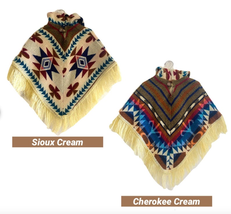 K&ouml;nnte beinhalten: Zwei dreieckige Ponchos mit Fransen, einer in Creme mit roten, blauen und braunen geometrischen Mustern, beschriftet "Sioux Cream", und der andere in Braun mit roten, blauen und wei&szlig;en geometrischen Mustern, beschriftet "Cherokee Cream".