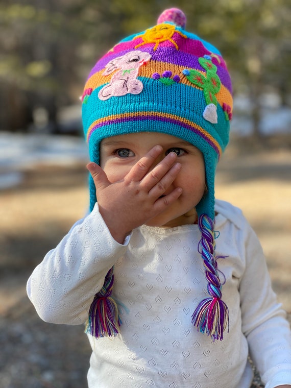 petite fille adorable en bonnet tricoté chaud et mitaines sur la