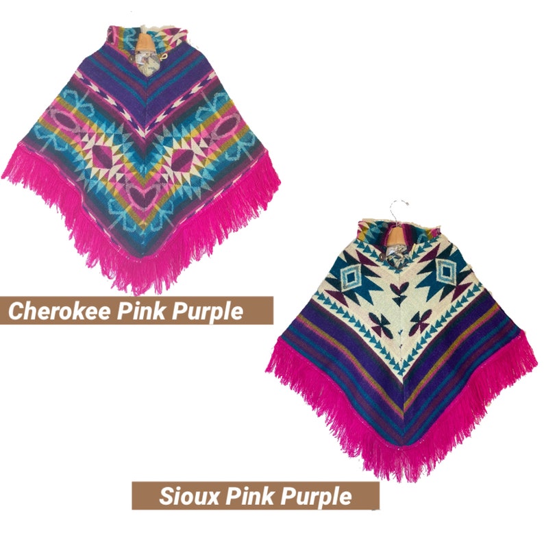 K&ouml;nnte beinhalten: Zwei bunte Ponchos mit rosa Fransen. Der Poncho links ist blau, pink und lila mit einem geometrischen Muster. Der Poncho rechts ist wei&szlig;, blau und lila mit einem geometrischen Muster. Der Text "Cherokee Pink Purple" befindet sich unter dem linken Poncho und "Sioux Pink Purple" unter dem rechten Poncho.