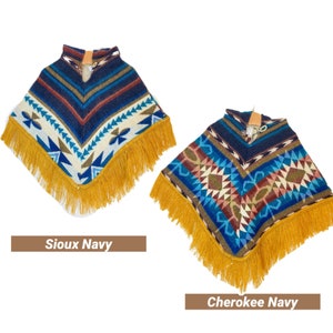K&ouml;nnte beinhalten: Zwei bunte, gewebte Ponchos mit Fransen. Der Poncho links ist blau, wei&szlig; und braun mit dem Text "Sioux Navy". Der Poncho rechts ist blau, wei&szlig;, rot und braun mit dem Text "Cherokee Navy".
