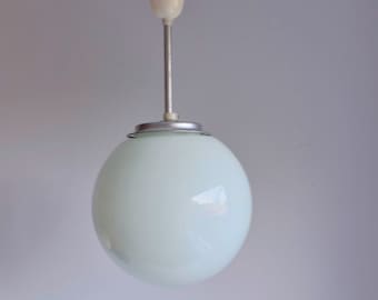 Lámpara colgante de techo vintage con globo de cristal opalino, URSS, década de 1970.