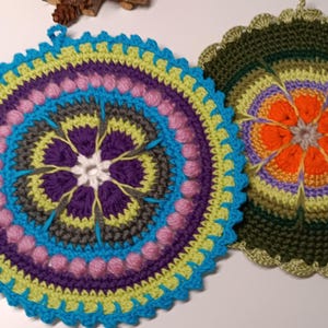 Topflappen Gehäkelt, 2-er Set,Geschenk, sehr bunt, Mandala, Yoga, Untersetzer,Baumwolle, Küchendeko,rund, backen, schön, Lakshmi, Topfholder