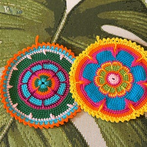 Topflappen Gehäkelt, 2-er Set,Geschenk, sehr bunt, Mandala, Yoga, Untersetzer,Baumwolle, Küchendeko,rund, backen, schön, Lakshmi, Topfholder