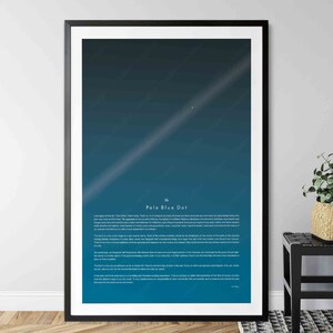 Póster con cita de Carl Sagan "El punto azul pálido", cita completa, cita inspiradora, impresión sobre astronomía. Póster minimalista, arte mural.