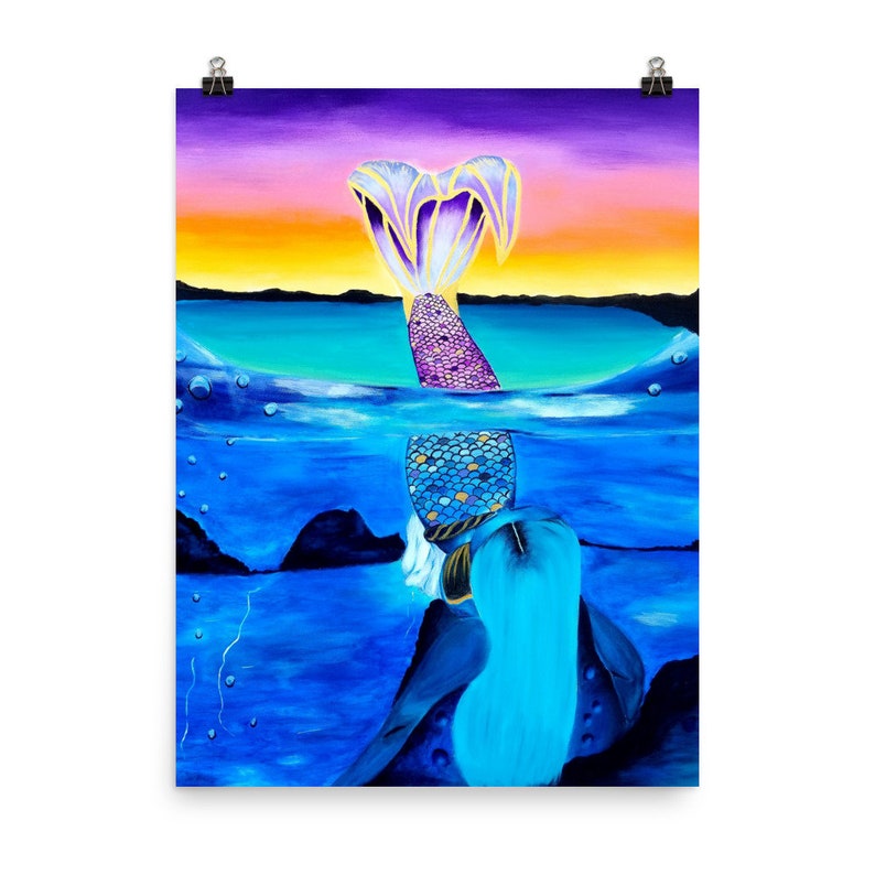 Peut inclure: Une peinture d'une sir&egrave;ne avec une queue violette et des cheveux bleus. La sir&egrave;ne &eacute;merge de l'eau, avec un coucher de soleil en arri&egrave;re-plan.