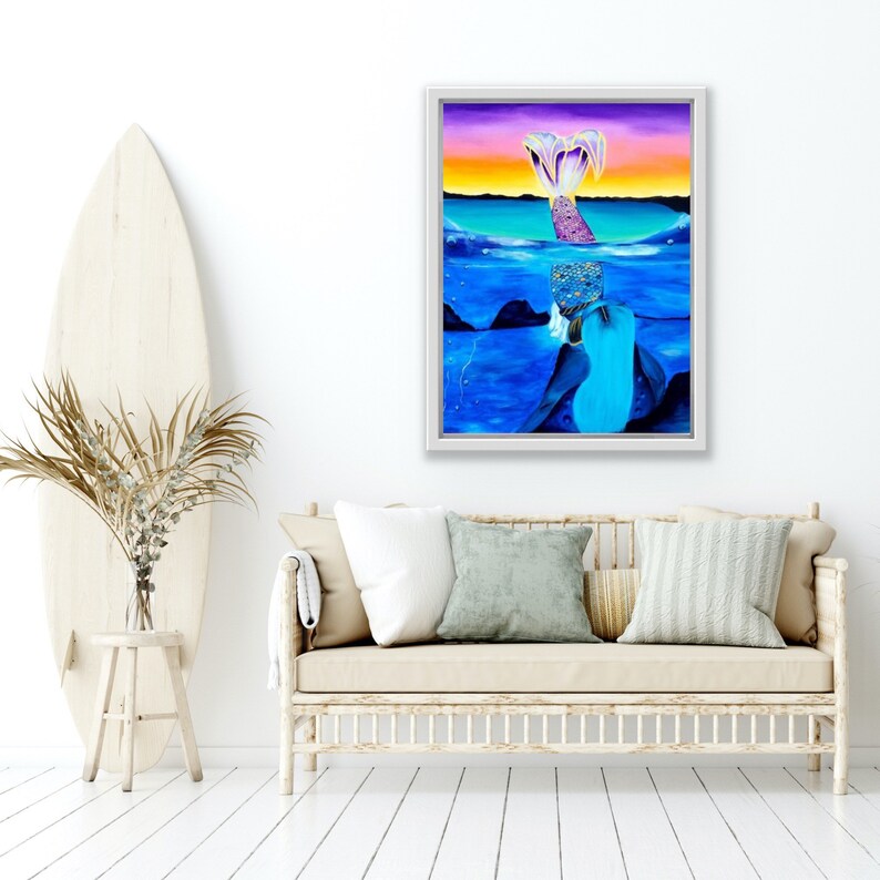 Peut inclure: Une peinture repr&eacute;sentant une sir&egrave;ne avec une queue violette et des cheveux bleus, &eacute;mergeant de l'eau. L'arri&egrave;re-plan est un coucher de soleil color&eacute; avec une mer bleue.
