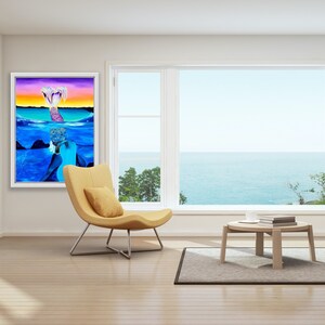 Peut inclure: Une peinture encadr&eacute;e repr&eacute;sentant une queue de sir&egrave;ne avec un coucher de soleil color&eacute; et une sc&egrave;ne oc&eacute;anique. La peinture est accroch&eacute;e &agrave; un mur blanc dans un salon avec un fauteuil jaune et une table basse en bois.