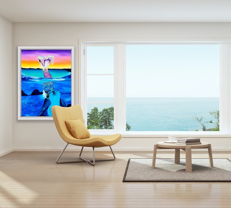 Peut inclure: Une peinture encadr&eacute;e repr&eacute;sentant une queue de sir&egrave;ne avec un coucher de soleil color&eacute; et une sc&egrave;ne oc&eacute;anique. La peinture est accroch&eacute;e &agrave; un mur blanc dans un salon avec un fauteuil jaune et une table basse en bois.