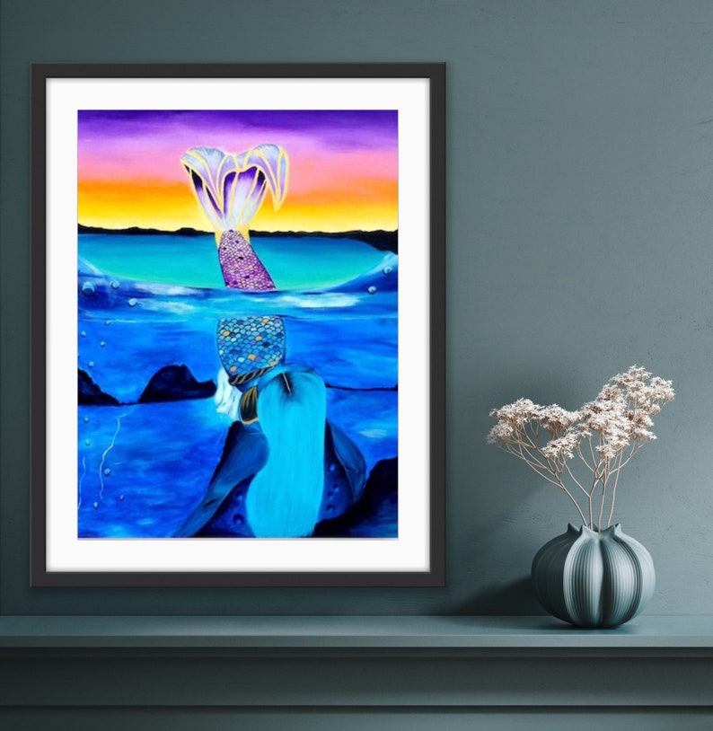 Peut inclure: Une peinture d'une sir&egrave;ne avec une queue violette et des cheveux bleus, &eacute;mergeant de l'eau au coucher du soleil. L'eau est d'un bleu profond et le ciel est un d&eacute;grad&eacute; de violet, d'orange et de jaune.