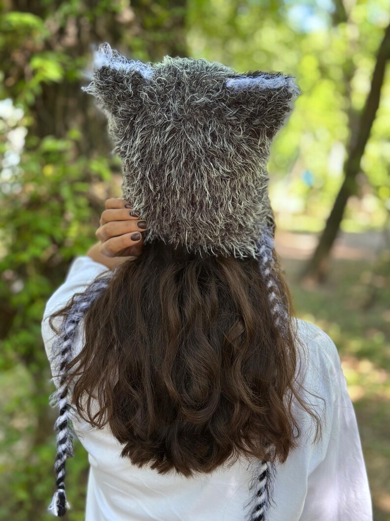 Waschbärmütze – Tiermütze – Graue Waschbärmütze – Handgestrickte Wintermütze mit Ohren – Geschenk für Tierliebhaber Bild 4