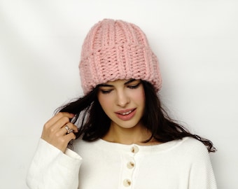 Chunky Pink Knit Beanie – Soft Hand-knit Winter Accessory  display picture 1