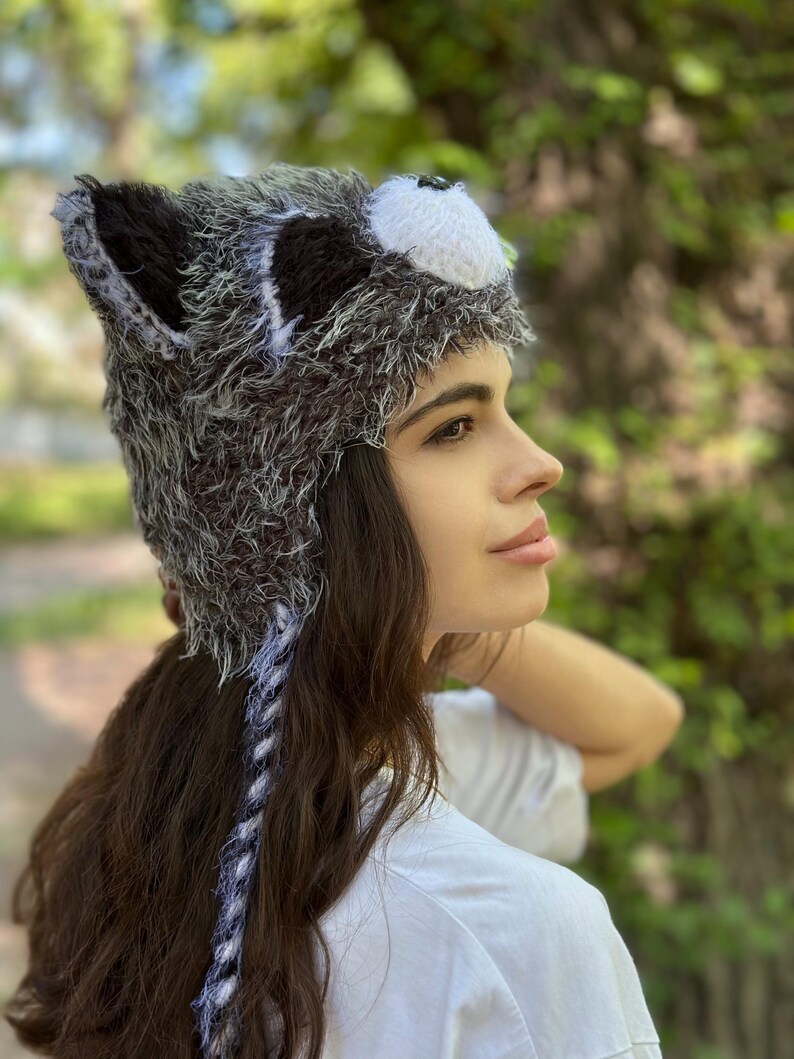 Waschbärmütze – Tiermütze – Graue Waschbärmütze – Handgestrickte Wintermütze mit Ohren – Geschenk für Tierliebhaber Bild 5