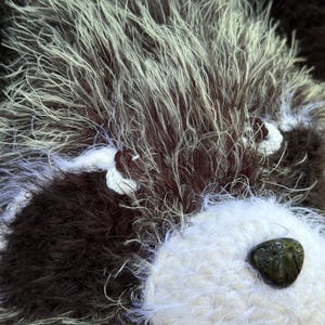 Waschbärmütze – Tiermütze – Graue Waschbärmütze – Handgestrickte Wintermütze mit Ohren – Geschenk für Tierliebhaber Bild 3