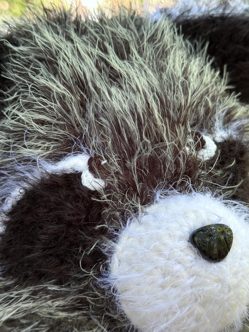 Waschbärmütze – Tiermütze – Graue Waschbärmütze – Handgestrickte Wintermütze mit Ohren – Geschenk für Tierliebhaber Bild 3