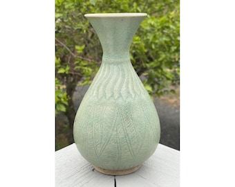 Jarrón antiguo tailandés de cerámica celadón azul con forma de pera y loto tallado Sawankhalok
